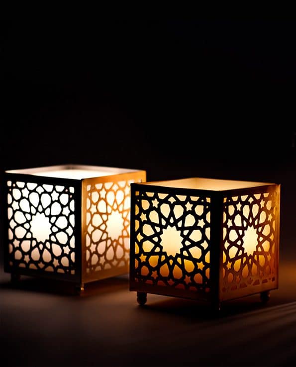 1-square-candle-with-arabesque-metal-container