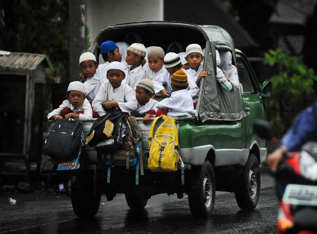 lombok-muslim-boys-truck