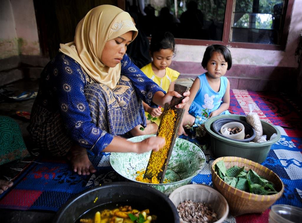 lombok-muslim-woman-food